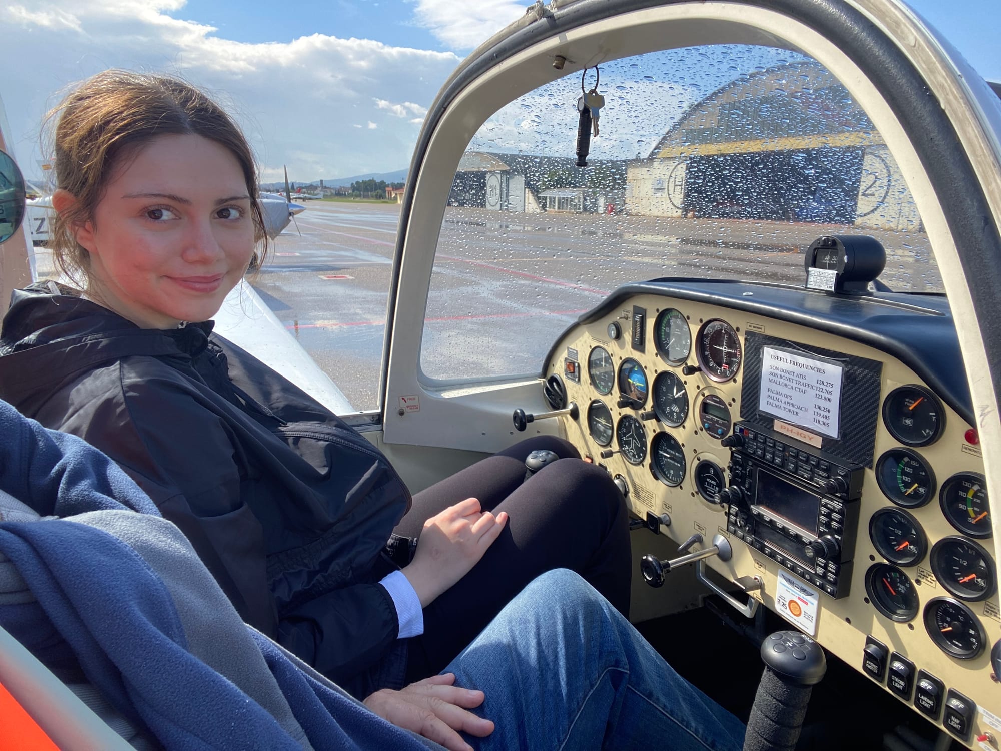 Sara Jones ✈ Aged 15 years old; youngest female student pilot
