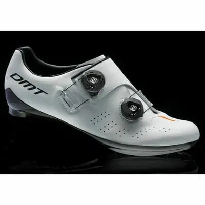 Scarpe ciclismo DMT D1 bianche con suola in carbonio UD FAW150 e doppia chiusura Boa per massime prestazioni su strada