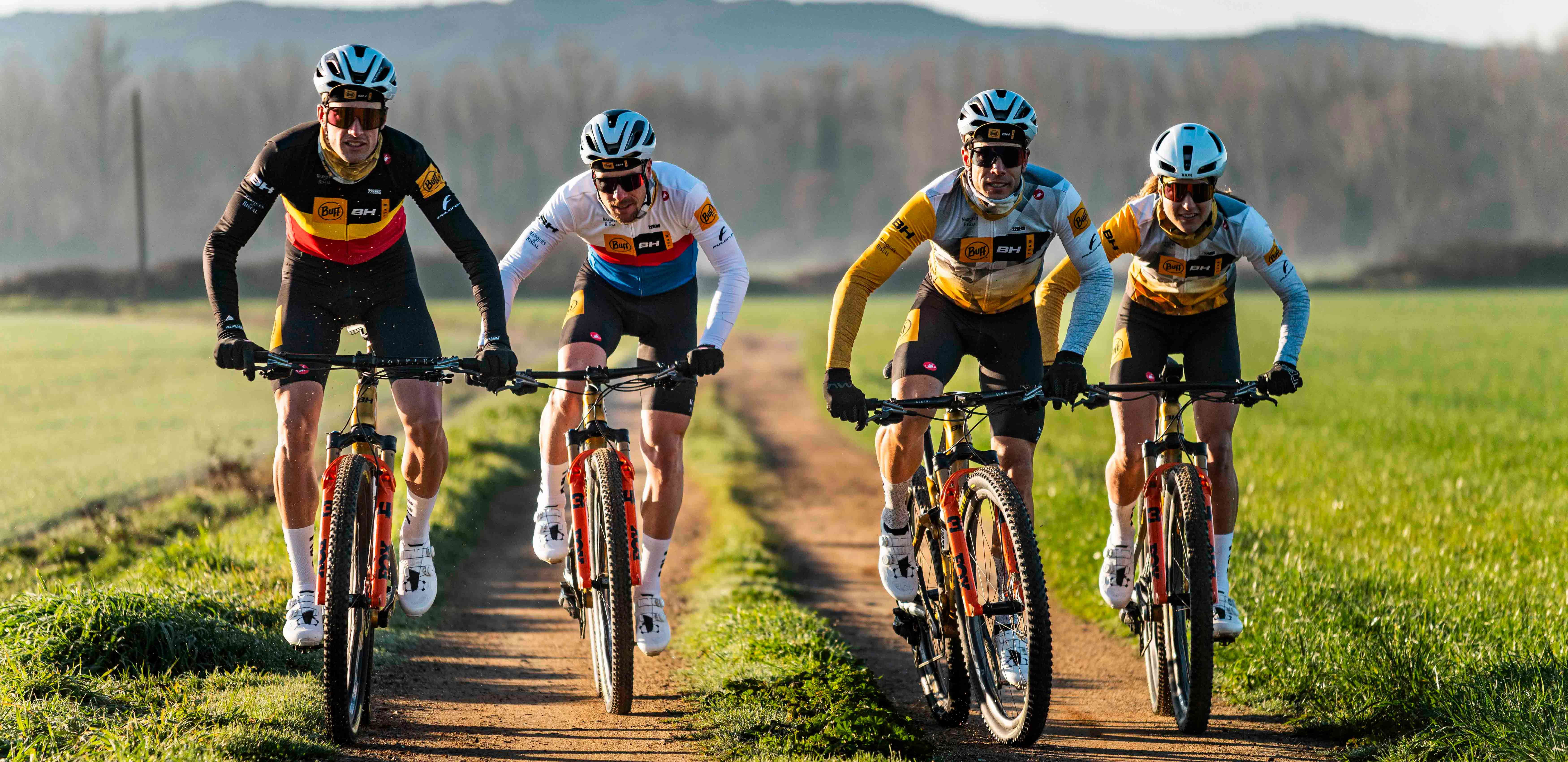 Quattro atleti del Buff BH Team 2026 in bicicletta