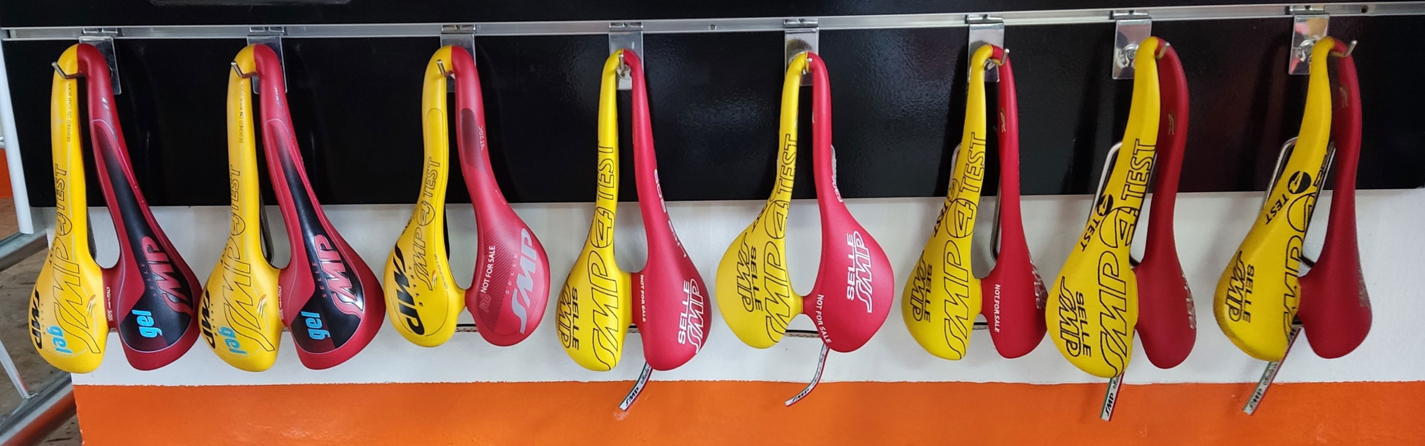 Diverse selle SMP modello test disponibili in negozio per prova ergonomica e scelta personalizzata della sella