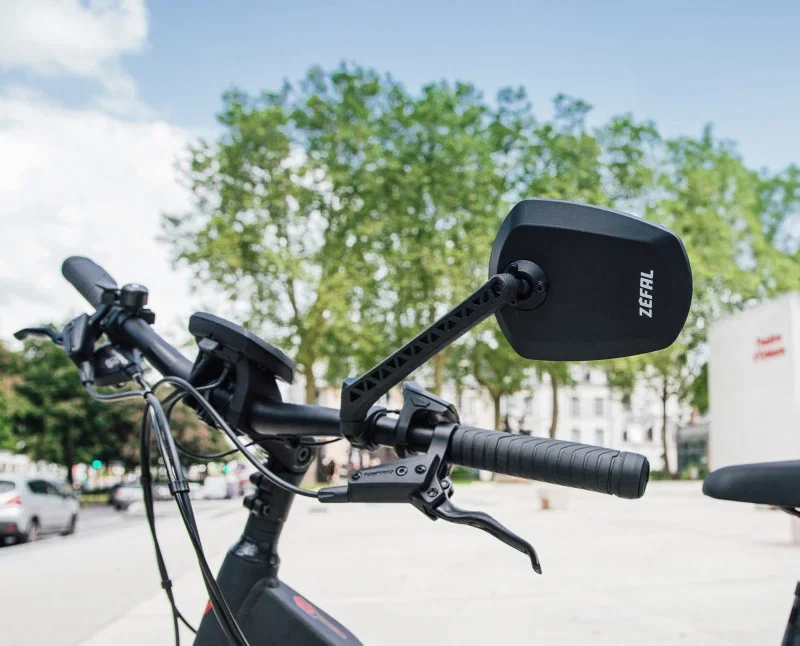 Specchietto retrovisore Zéfal montato su manubrio di e-bike