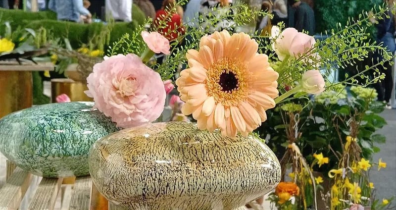 Modern virágkompozíció magyar készítésű retro ikebana kavicsvázában