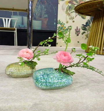 Modern virágkompozíció magyar készítésű retro ikebana kavicsvázában