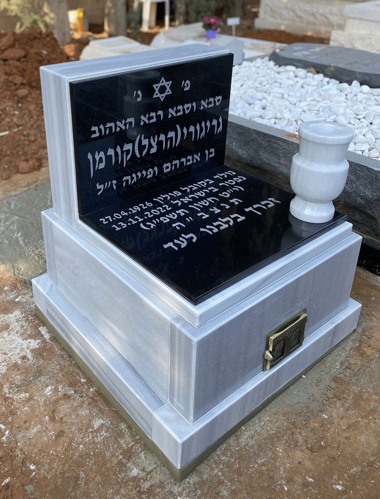 מצבה חצי קלאסית מגרניט שחור (ושיש טורקי) בקטלוג - תמונה מספר 5052