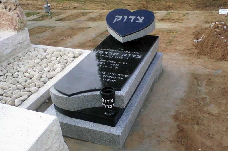 מצבה מעוצבת (לב) מגרניט שחור בקטלוג - תמונה מספר 5054