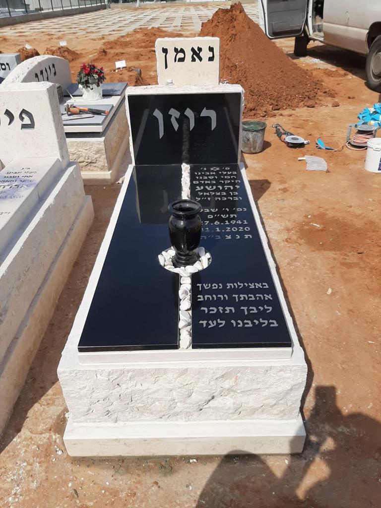 מצבה משפחתית (אחד מעל השני) מגרניט שחור בקטלוג - תמונה מספר 5061