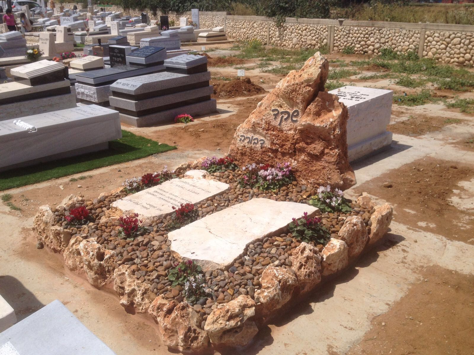 מצבה מאבן טבעית מתוך קטלוג מצבות מאבן טבעית תמונה מספר 2663