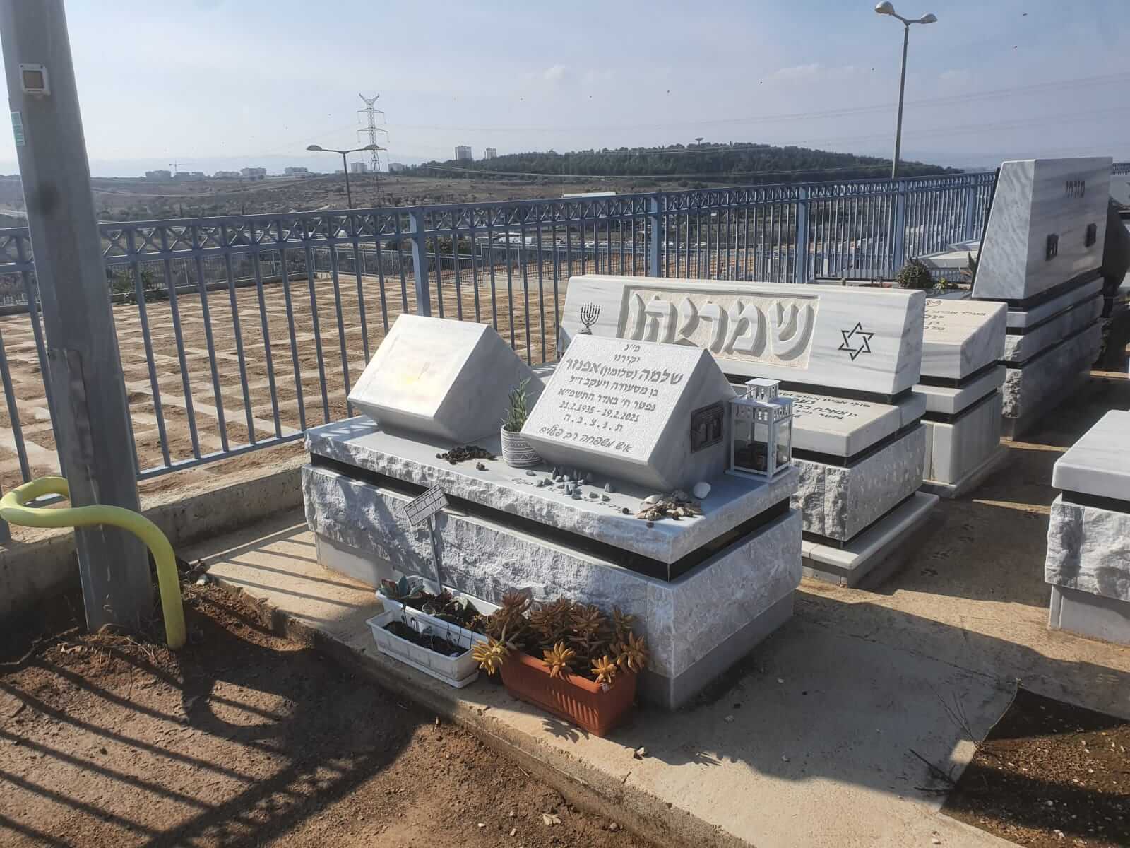 מצבה מכפלה עם כריות מעוצבות כקוביות בשיפוע