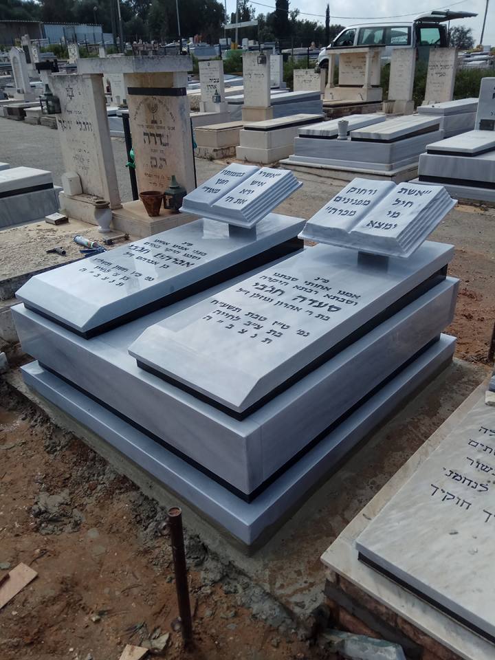 מצבה כפולה מעוצבת עם כריות צפות תואמות