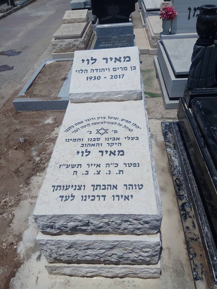 מצבה בודדת סטנדרטית עם כרית מרובעת