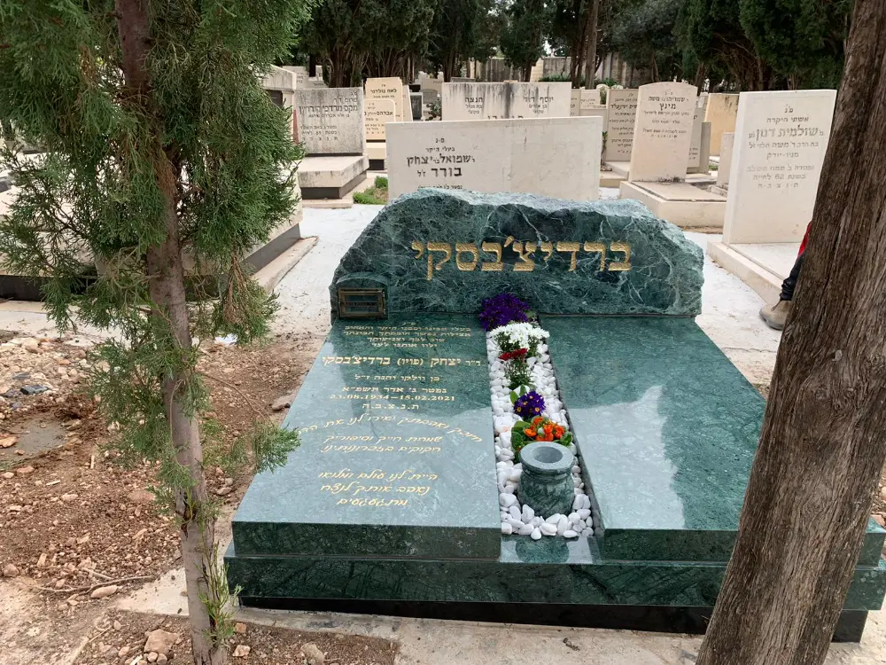 מצבה כפולה מגרניט צבעוני