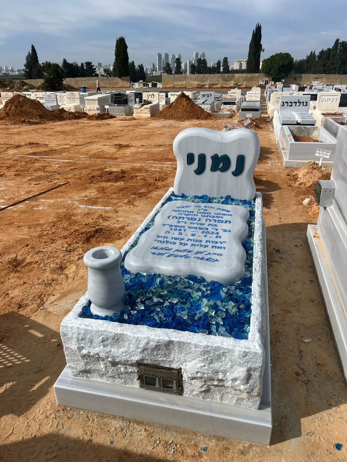 מצבה בעיצוב מיוחד