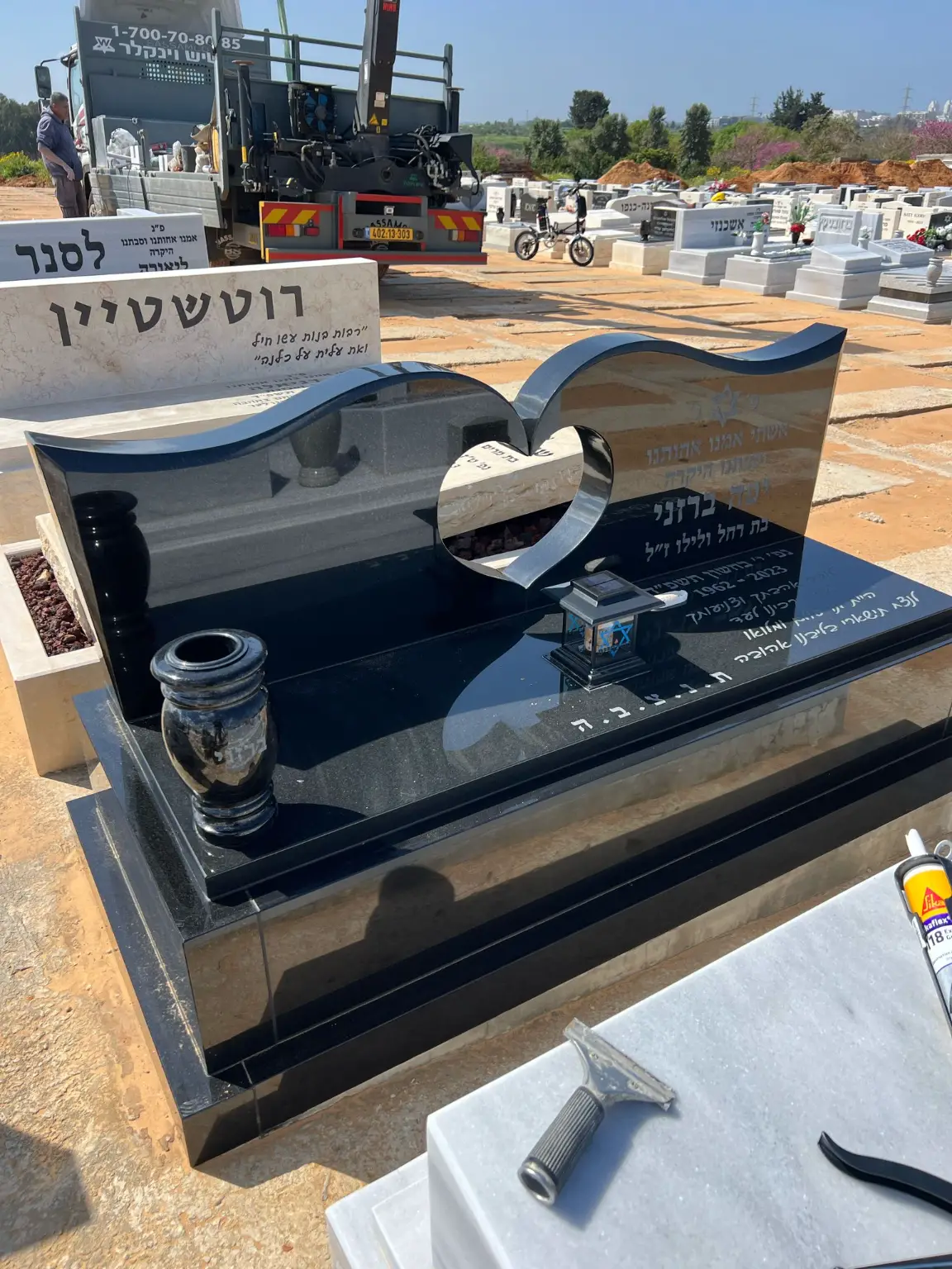 מצבה משפחתית לזוג בנויה מהחומר גרניט שחור