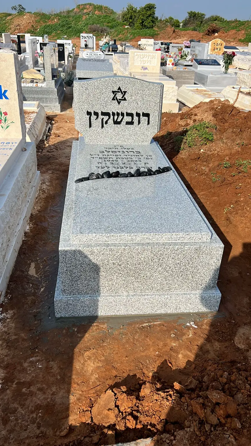מצבה משפחתית מגרניט אפור