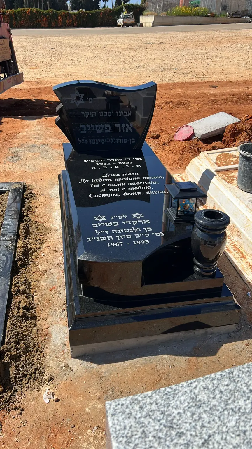 מצבה מעוצבת מגרניט שחור