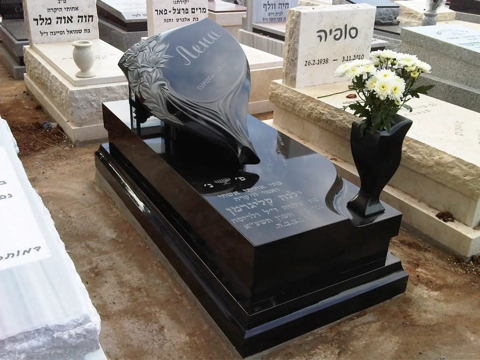 מצבה מעוצבת מגרניט שחור