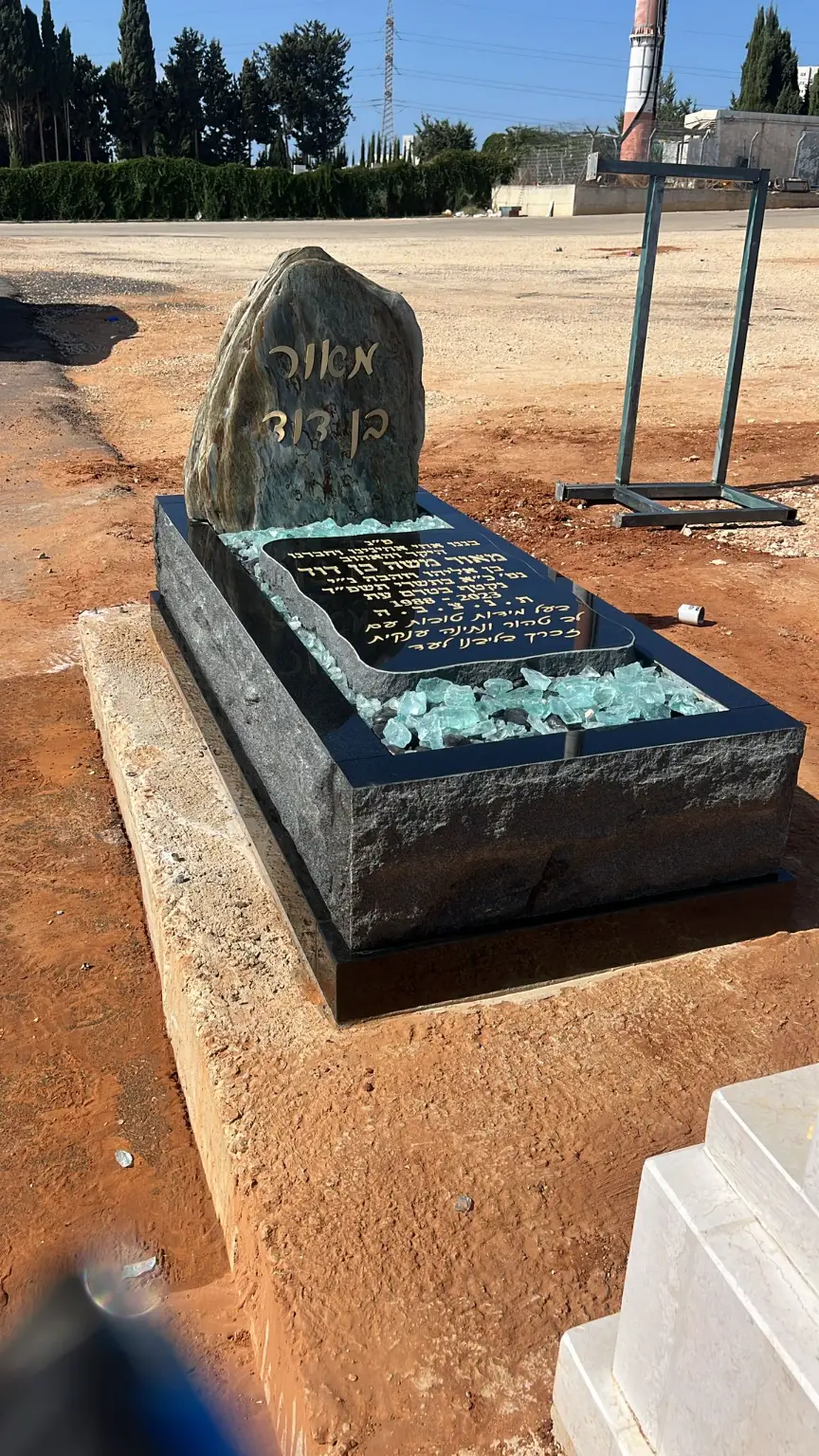 מצבה מיוחדת מגרניט שחור, בזלת וגבישי זכוכית