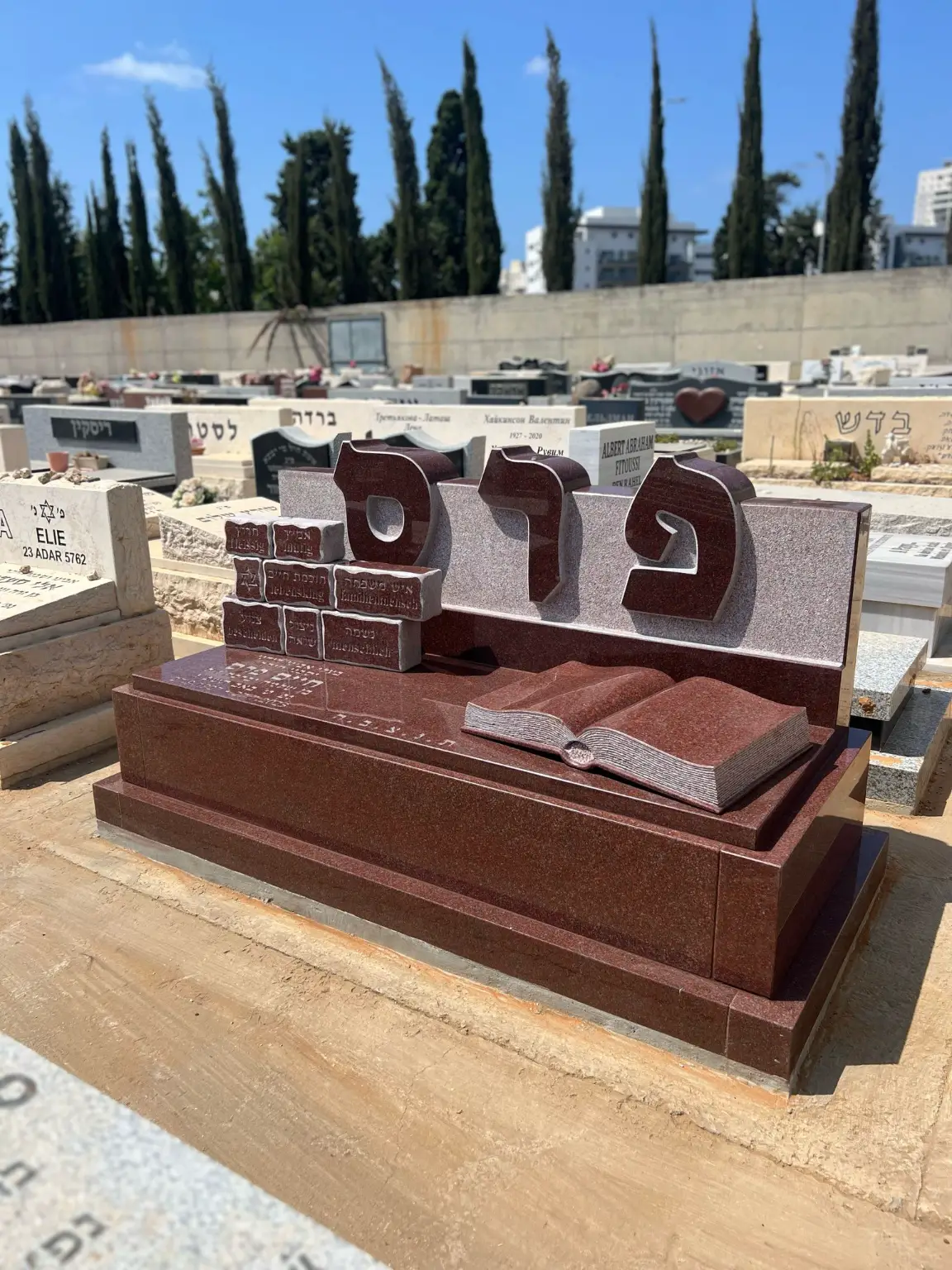 מצבה משפחתית מעוצבת ברובה מגרניט אדום