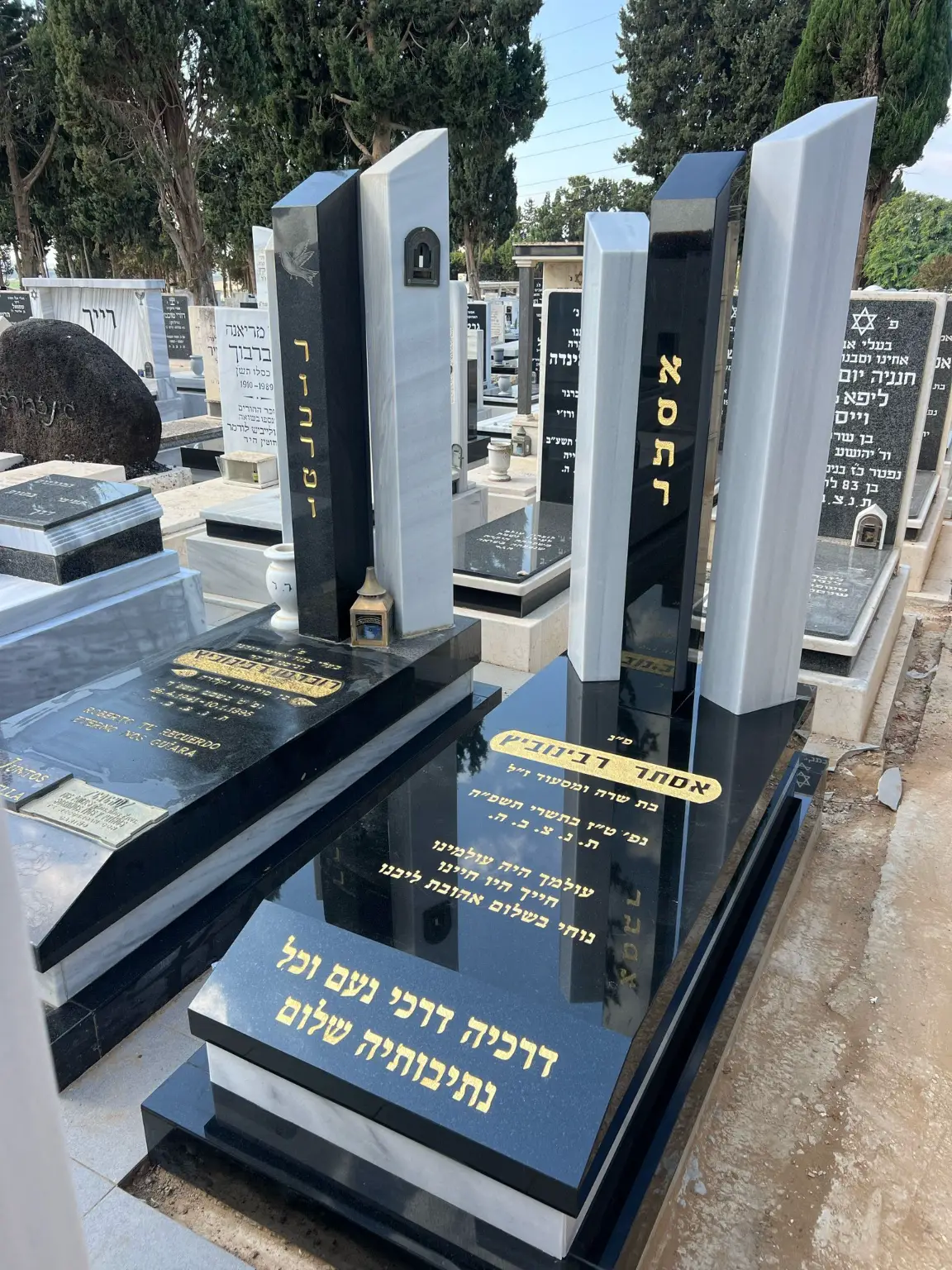 מצבה כפולה מעוצבת משולבת, שיש, גרניט שחור וכיתוב זהב