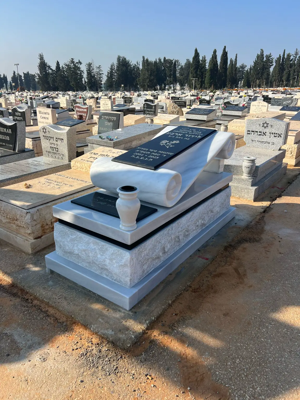 מצבה מעוצבת מיוחדת