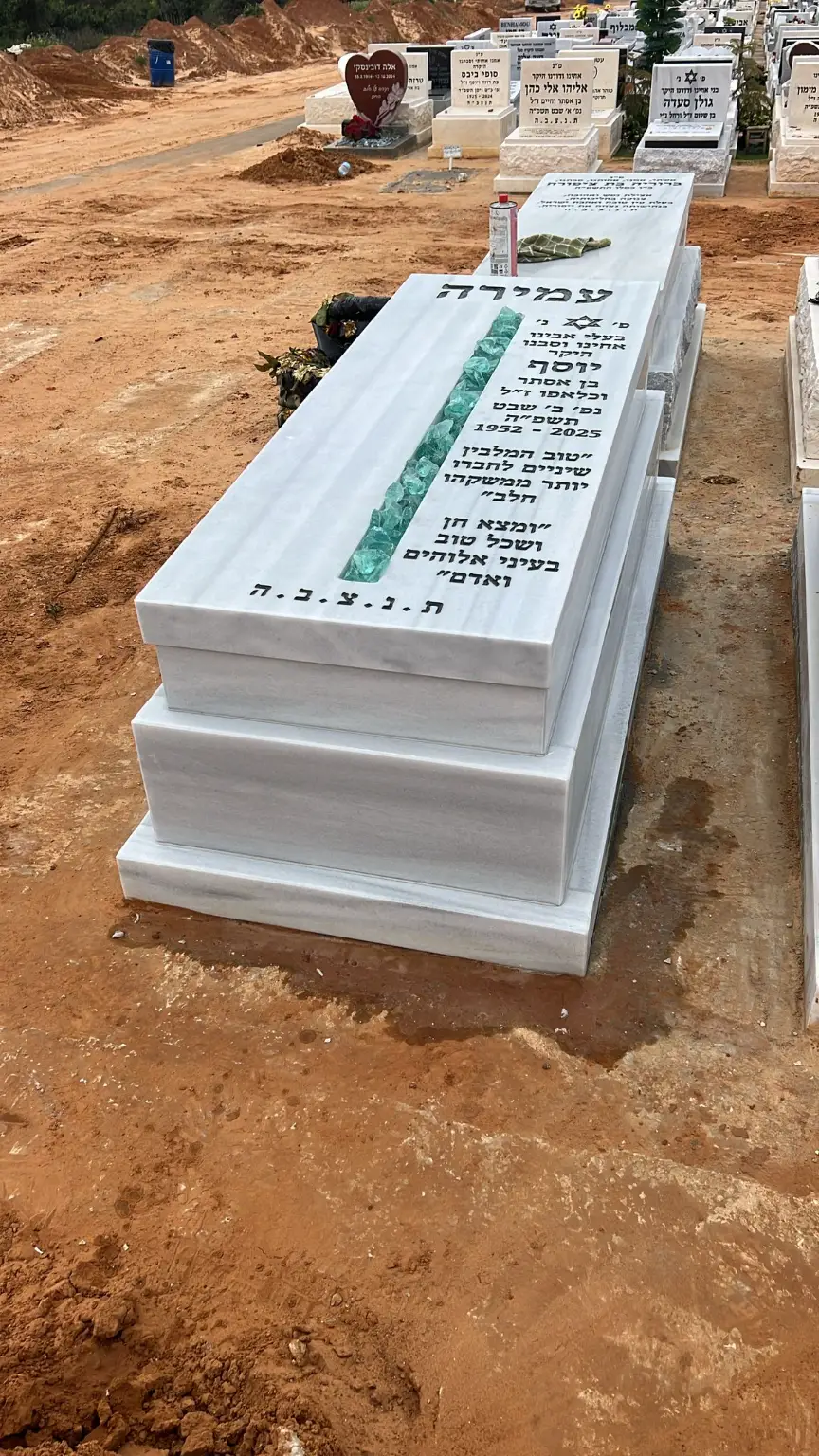 מצבה משפחתית (מכפלה) מעוצבת משיש טורקי וקו מפריד עם גבישי זכוכית ירוקים