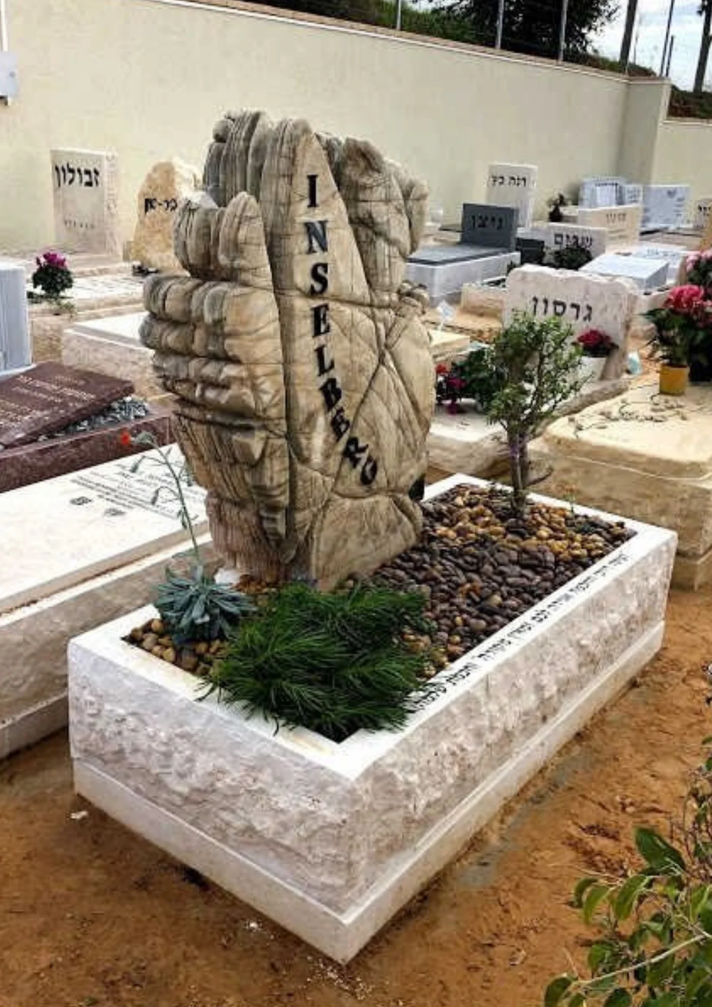 קטלוג מצבות סלעים באינדקס מצבות הישראלי