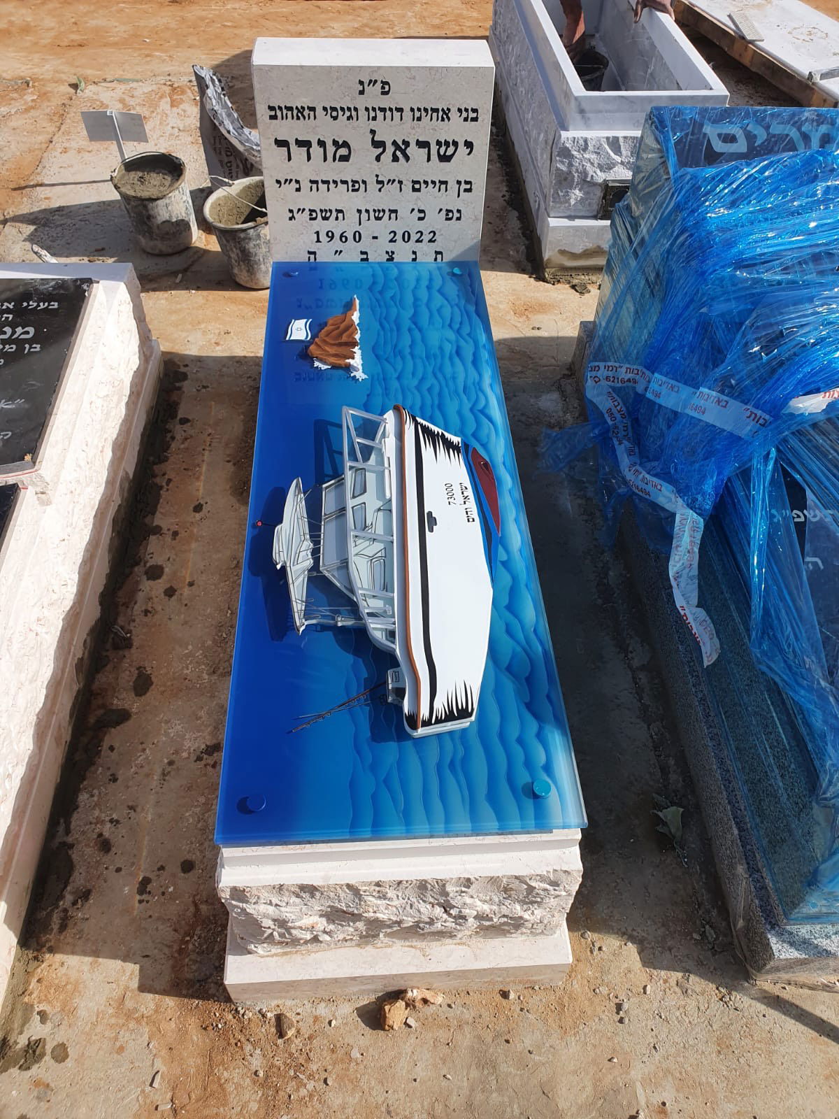 ציורים על מצבות משולבות זכוכית