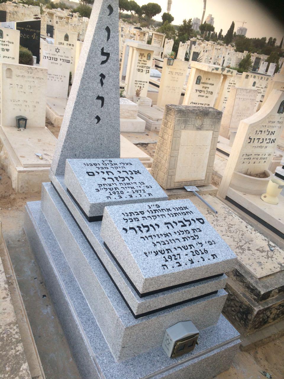 כריות למצבה משפחתית מעוצבת מגרניט אפור