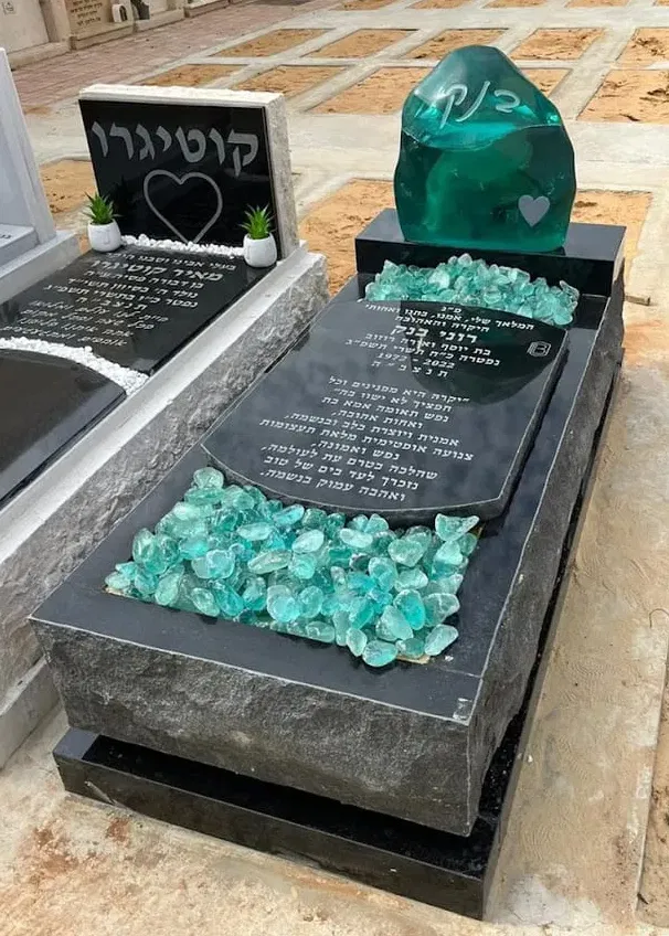 מצבה מעוצבת, מיוחדת מגרניט שחור ואבני זכוכית ירוקות