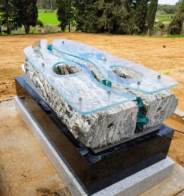 מצבה מיוחדת משולבת זכוכית