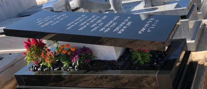מחירי מצבות גרניט שחור נעים בין 9,000 ש