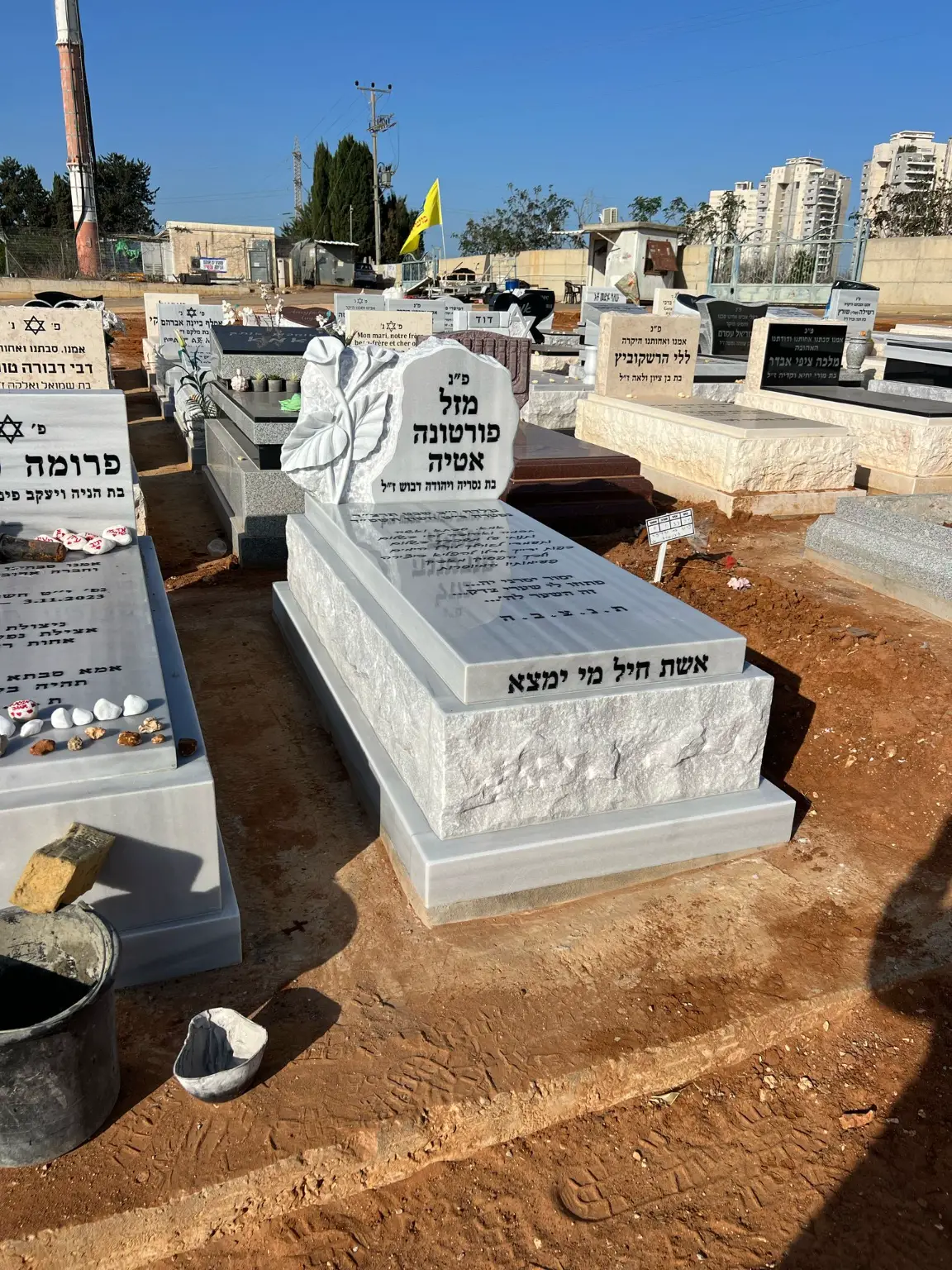 מצבה מושקעת משיש טורקי