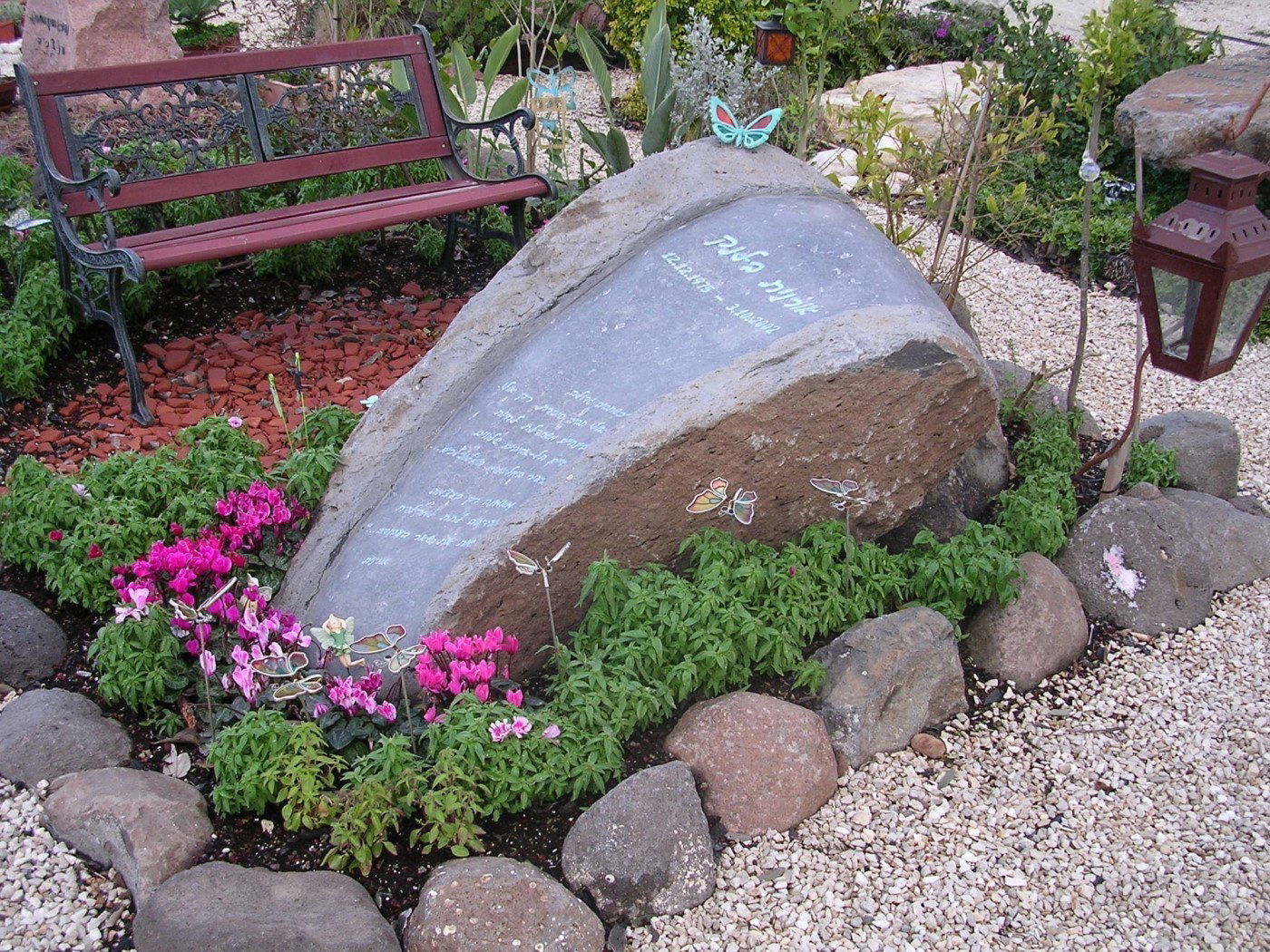 מצבה אבן מיוחדת עם ספסל