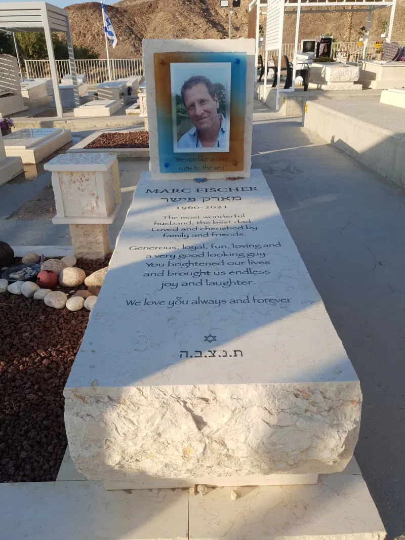 מצבה עם תמונת הנפטר