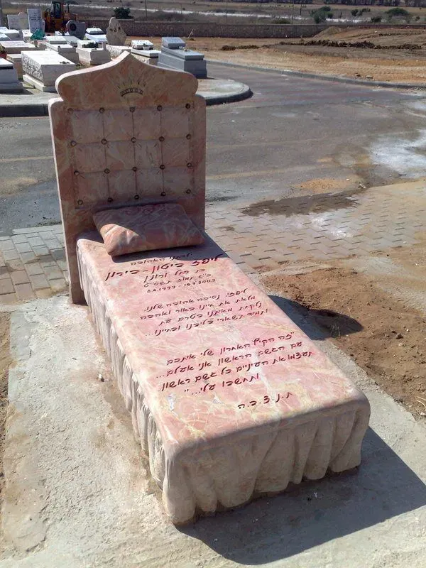 מצבה מעוצבת מאבן סלייב