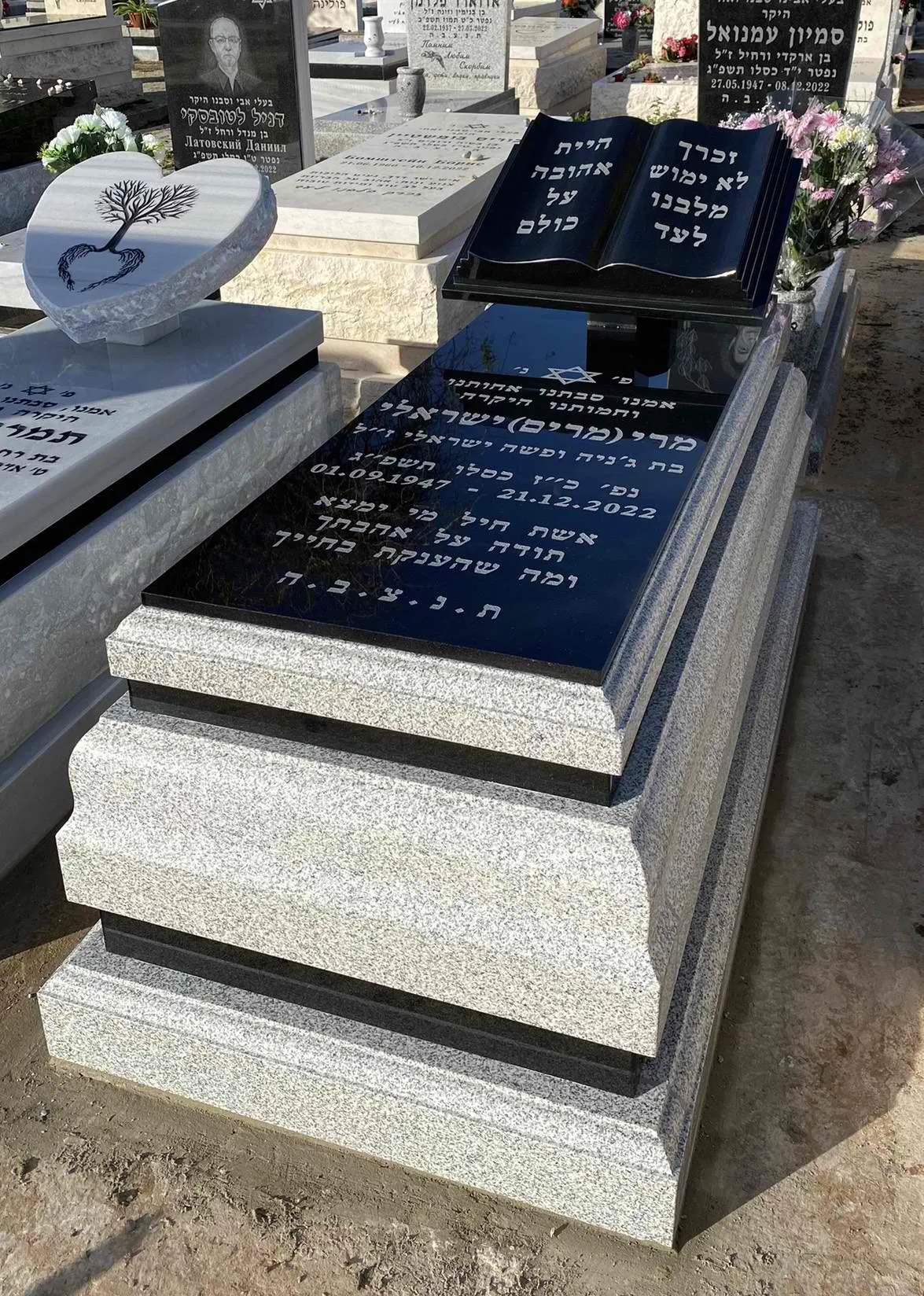 מצבה מגרניט שחור ואפור