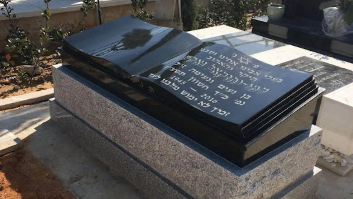 מצבה לחובב כדורגל