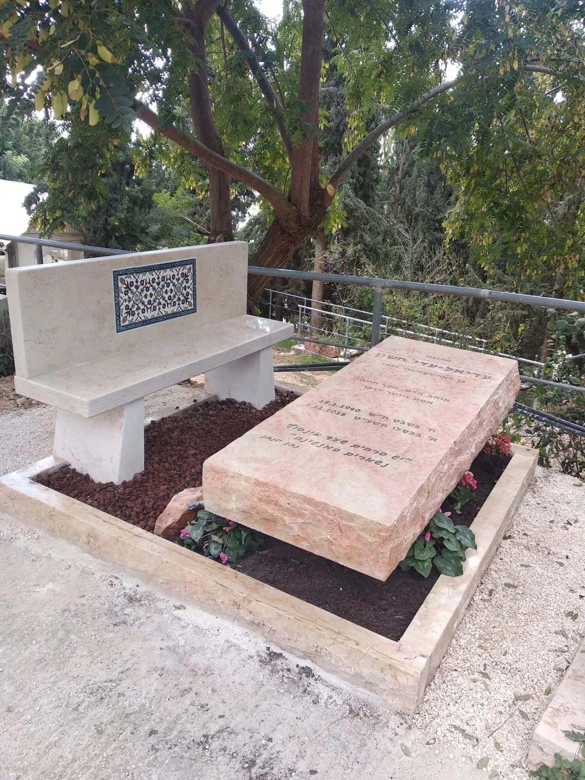 מצבה מגרניט שחור ואפור