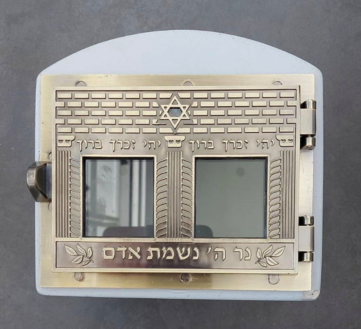 דלת לבית נרות מצבה