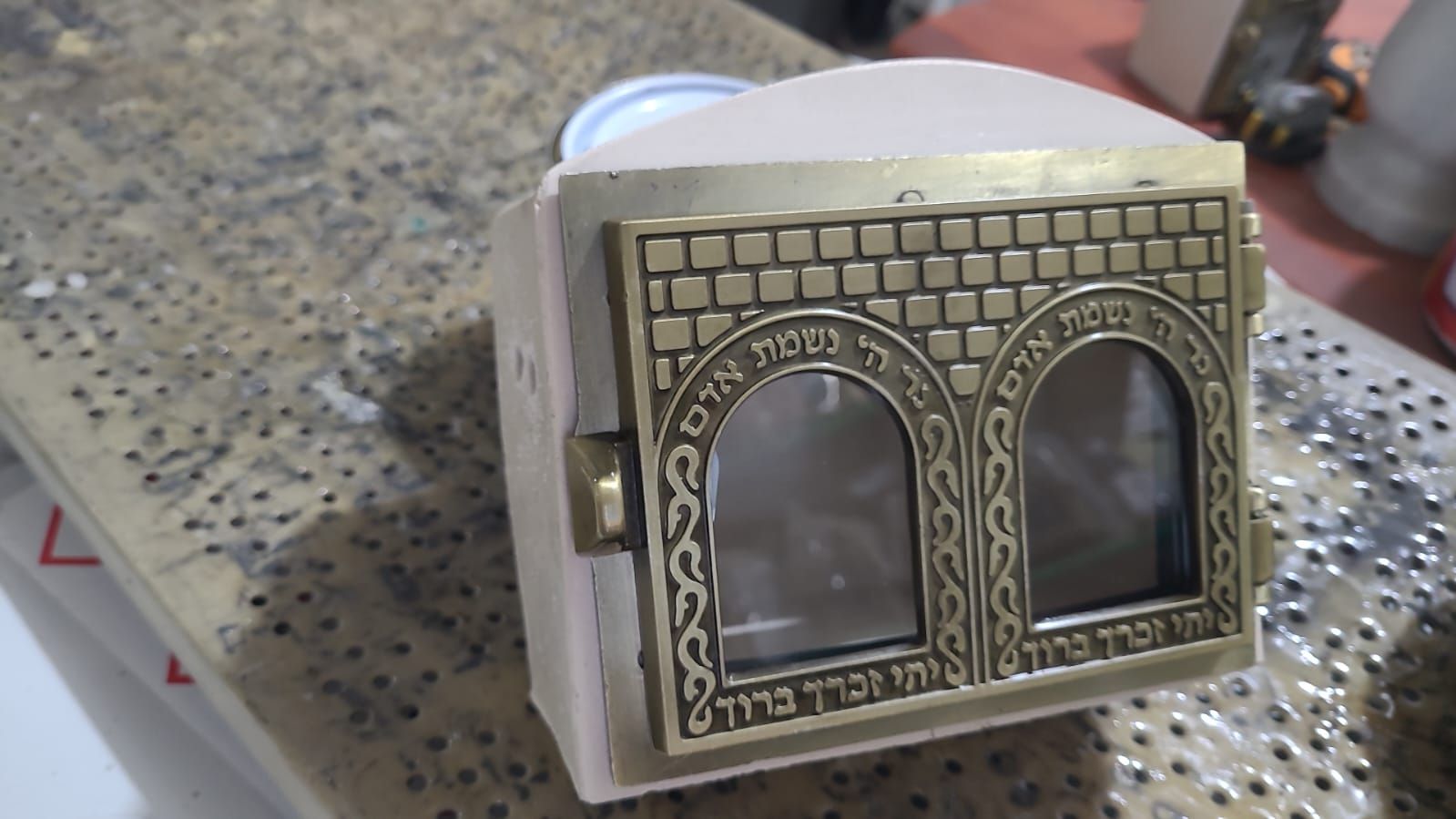בית נר למצבה מיועד ל 2 נרות נשמה