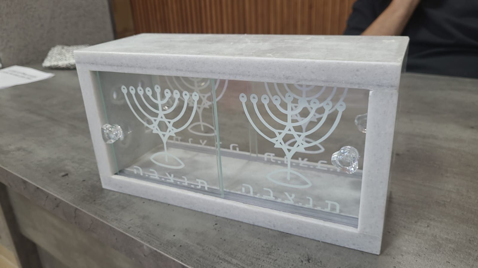 בית נר נשמה למצבה בצבע לבן