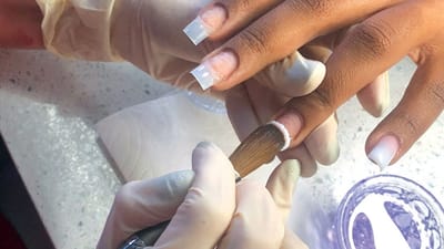 So sanh khoa hoc nail truc tiep va online