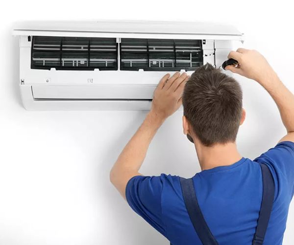 فني تكييف محترف لصيانة