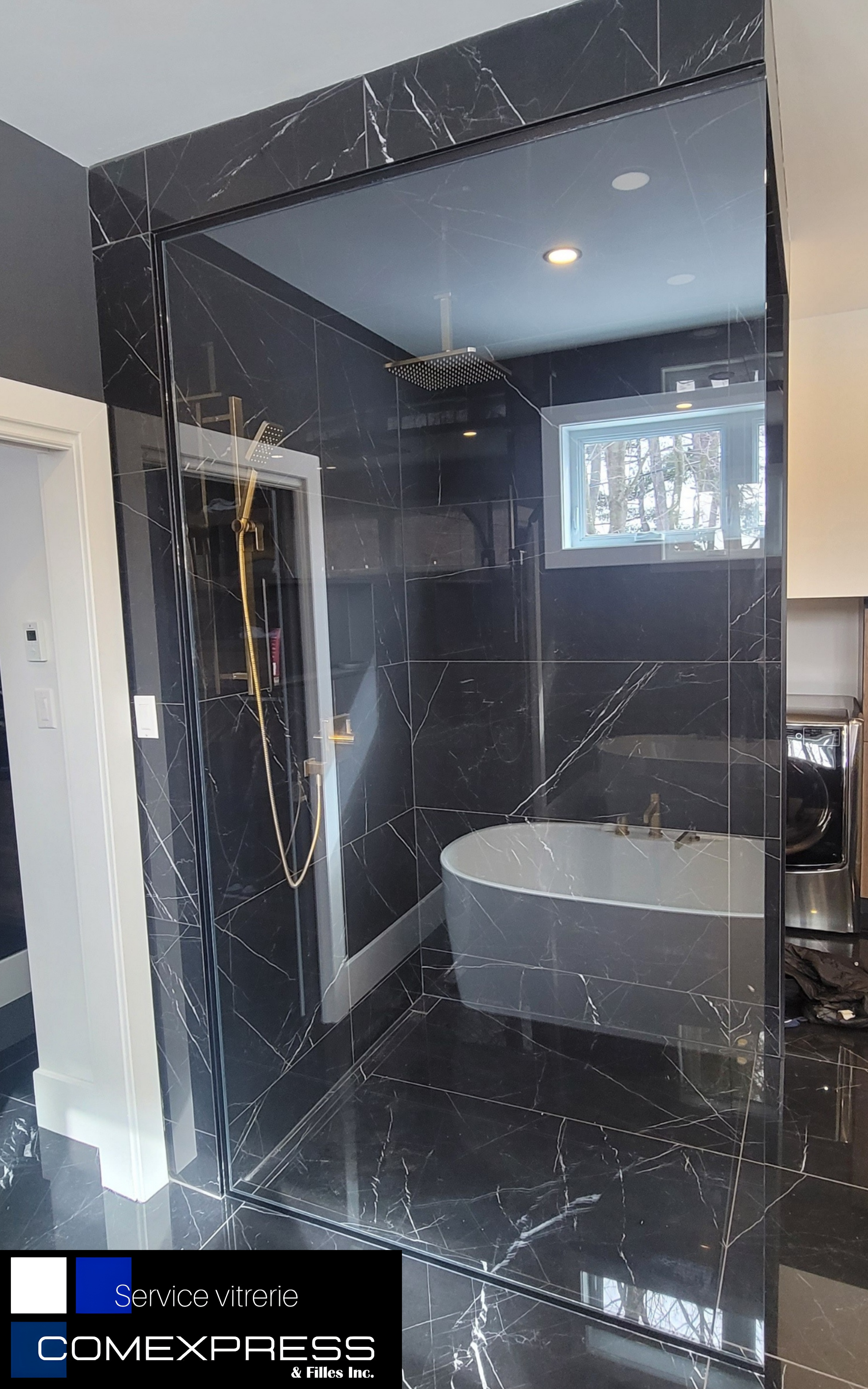 salle de bain moderne avec vitre de douche sur mesure
