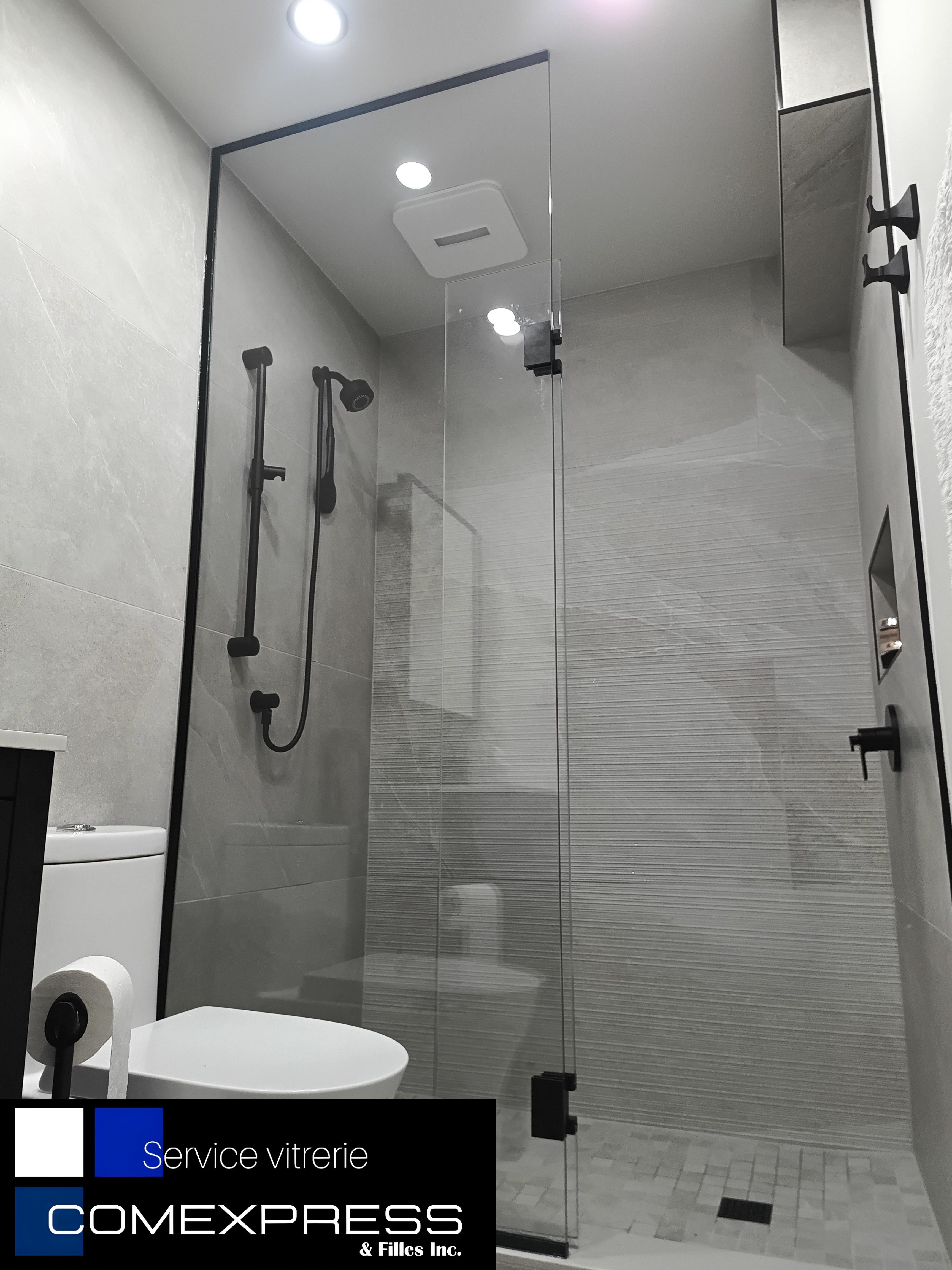 Panneau de douche en verre sur mesure avec quincaillerie noire, douche en verre 10 mm installation moderne, panneau de douche vitré haut de gamme pour salle de bain