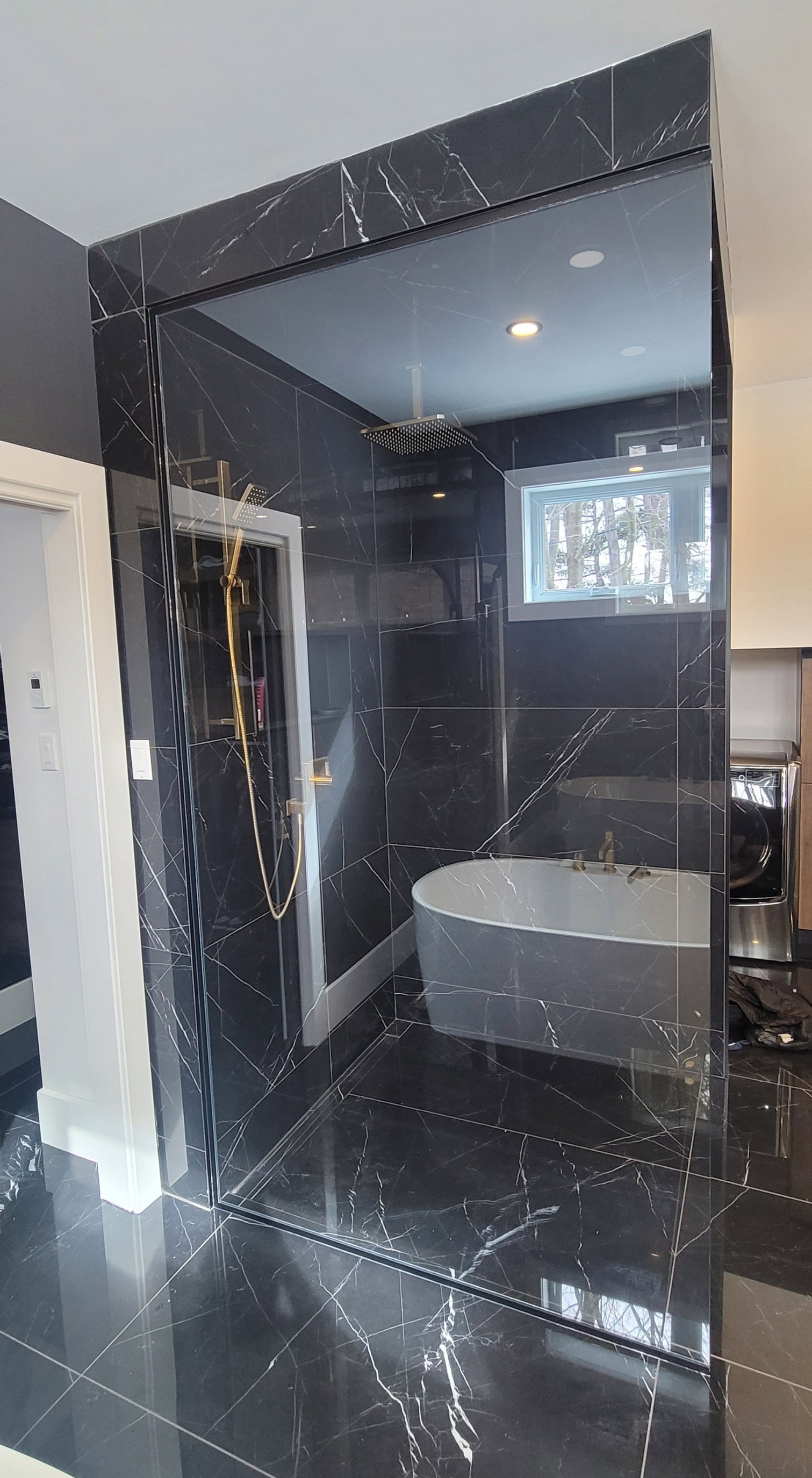salle de bain moderne avec vitre de douche sur mesure