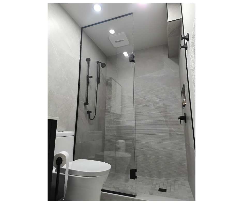 Panneau de douche en verre sur mesure avec quincaillerie noire, douche en verre 10 mm installation moderne, panneau de douche vitré haut de gamme pour salle de bain