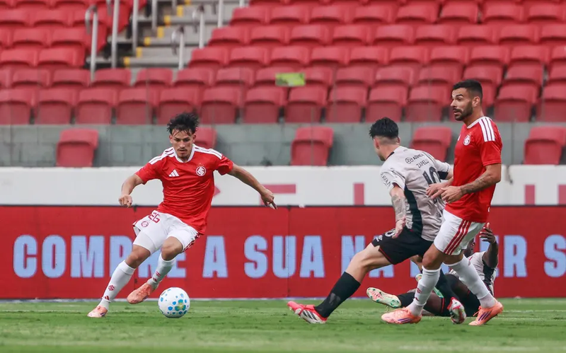 Athletico-PR ganha do Internacional na abertura do Brasileiro