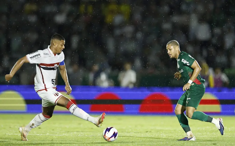 Com um a mais, Palmeiras joga mal e perde para o Botafogo-SP no Paulistão
