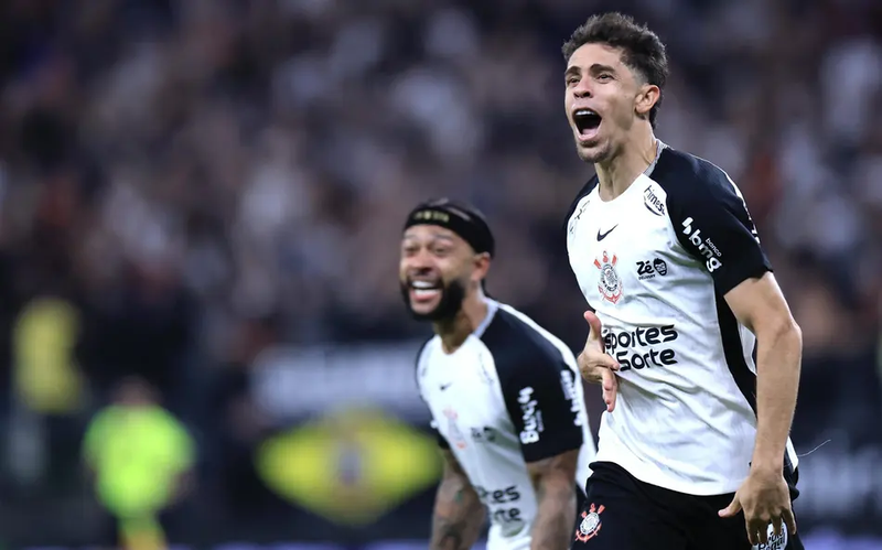 Hugo Souza brilha, Corinthians vence o Bragantino e sobe na tabela do Brasileirão